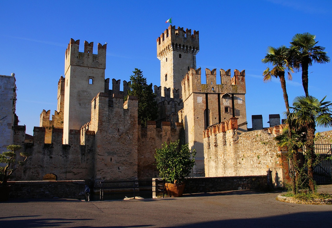 Castello di Sirmione, rocca medievale affacciata sul Lago di Garda, circondata da acque cristalline.