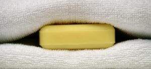Saponetta posizionata sotto le lenzuola, suggerita per migliorare il riposo e il comfort notturno.