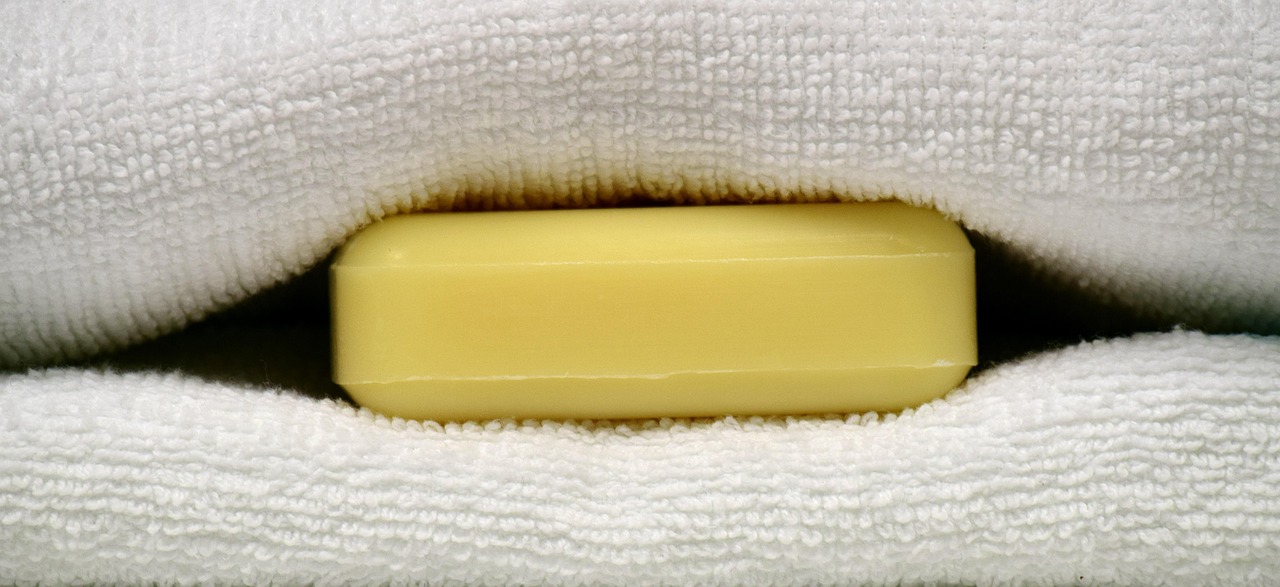 Saponetta posizionata sotto le lenzuola, suggerita per migliorare il riposo e il comfort notturno.