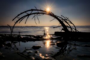 Lago Trasimeno al tramonto, con le isole che si stagliano sullo sfondo infuocato.