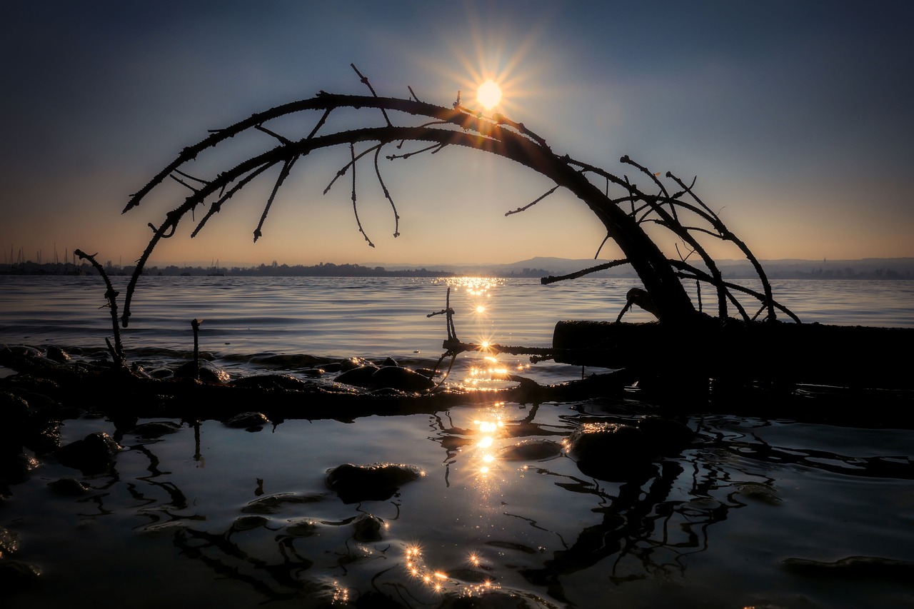 Lago Trasimeno al tramonto, con le isole che si stagliano sullo sfondo infuocato.