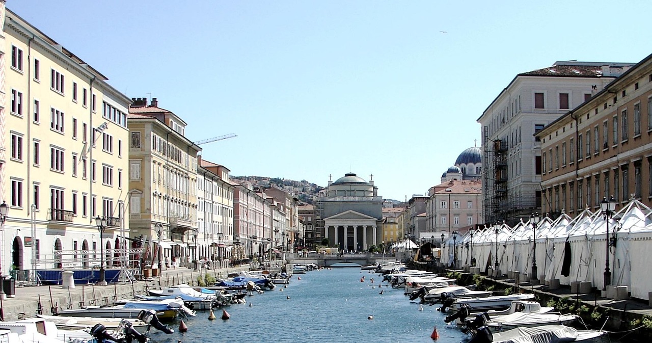 Vista di palazzi eleganti e canali che ricordano Pietroburgo in una città italiana.