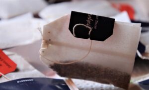 Bustine di tè fredde posizionate sugli occhi per alleviare il rossore e la stanchezza.