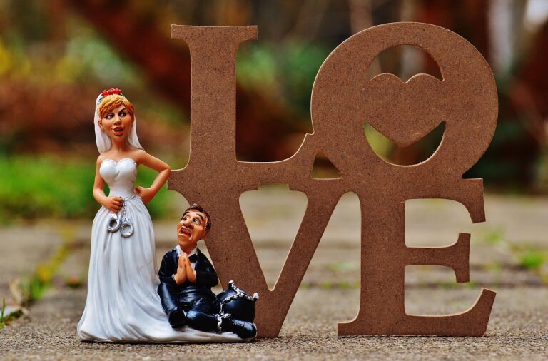 Due sposi felici con anelli al dito, simbolo del bonus matrimonio e delle spese detraibili.