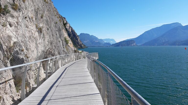 Ciclismo panoramico sulla ciclabile sospesa con vista sul lago di Garda.
