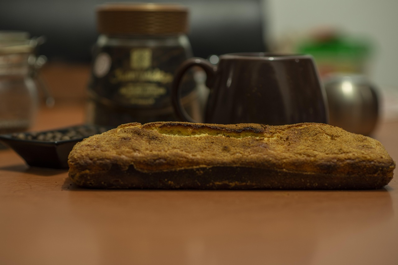 Torta allo yogurt decorata, preparata usando un vasetto come misurino per ingredienti.