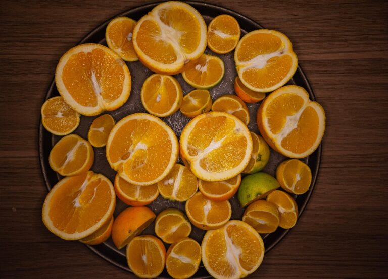 Frutto ricco di vitamina C, con un confronto visivo tra arance e il frutto con tripla concentrazione.