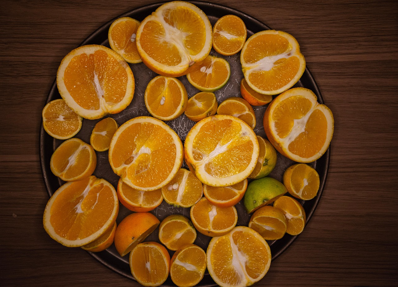 Frutto ricco di vitamina C, con un confronto visivo tra arance e il frutto con tripla concentrazione.
