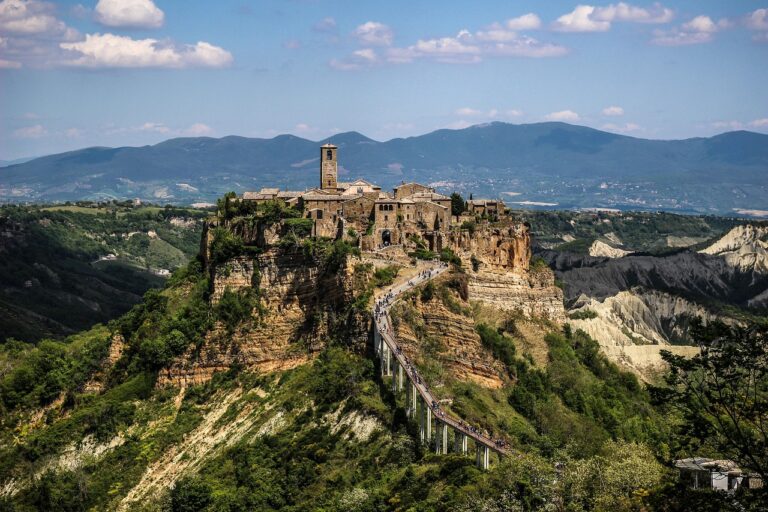 Veduta panoramica di Civita di Bagnoregio, affascinante borgo in pericolo di estinzione.