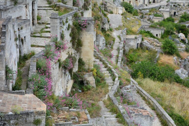 Vista panoramica del paese fantasma di Craco, con edifici abbandonati e atmosfera spettrale.