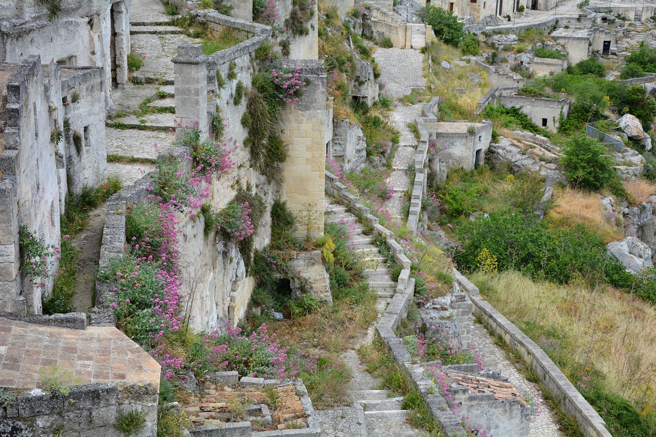 Vista panoramica del paese fantasma di Craco, con edifici abbandonati e atmosfera spettrale.
