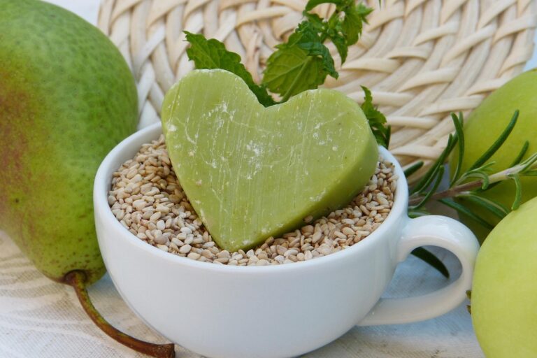 Un bicchiere di argilla verde ventilata mescolata con acqua, pronto per essere bevuto al mattino.
