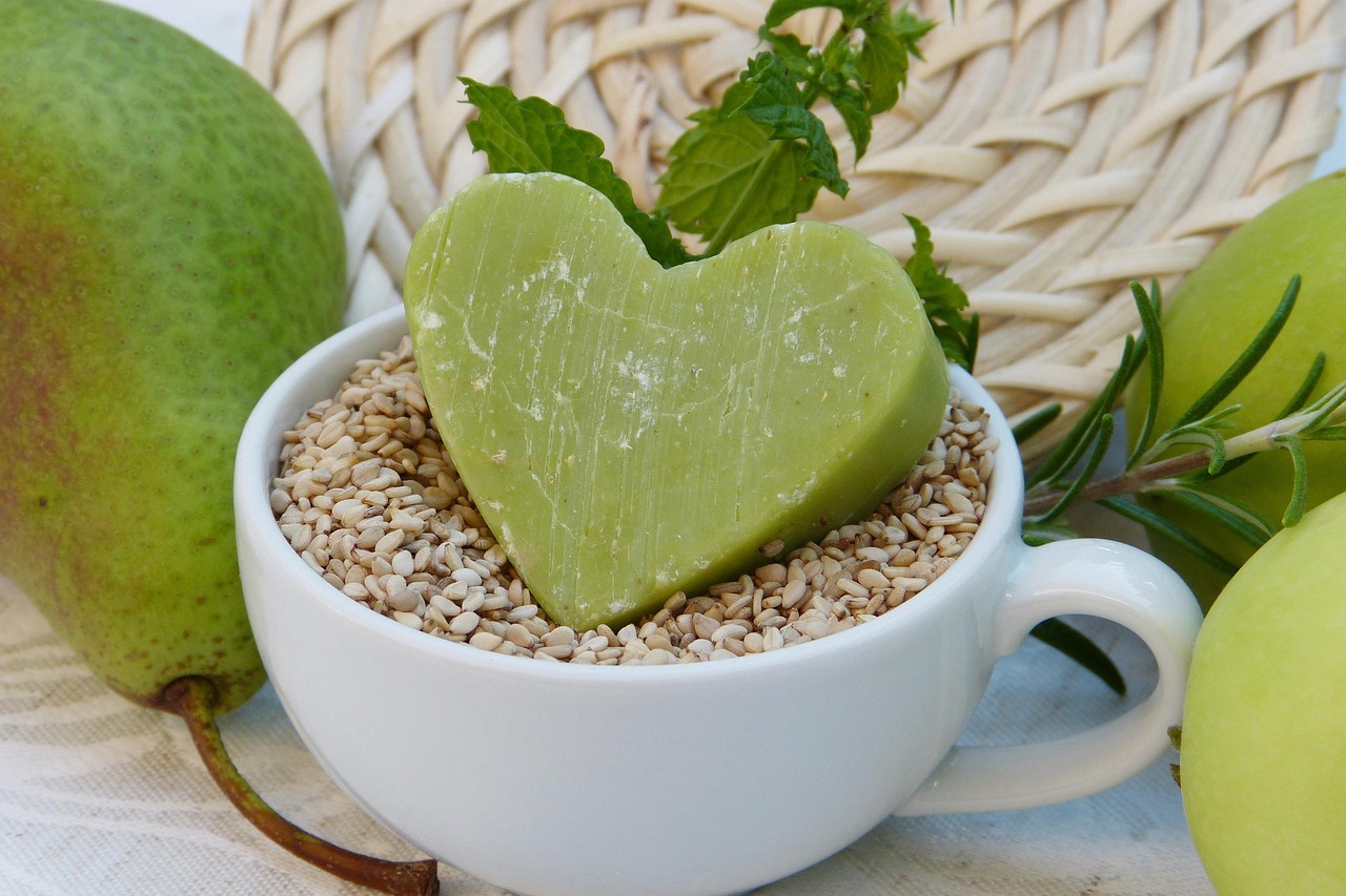 Un bicchiere di argilla verde ventilata mescolata con acqua, pronto per essere bevuto al mattino.