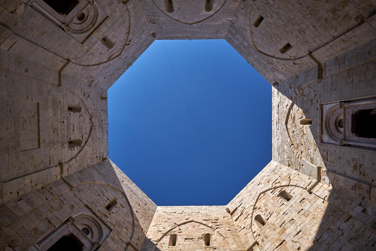 Vista del castello di Castel del Monte, con la sua caratteristica forma ottagonale e paesaggio circostante.